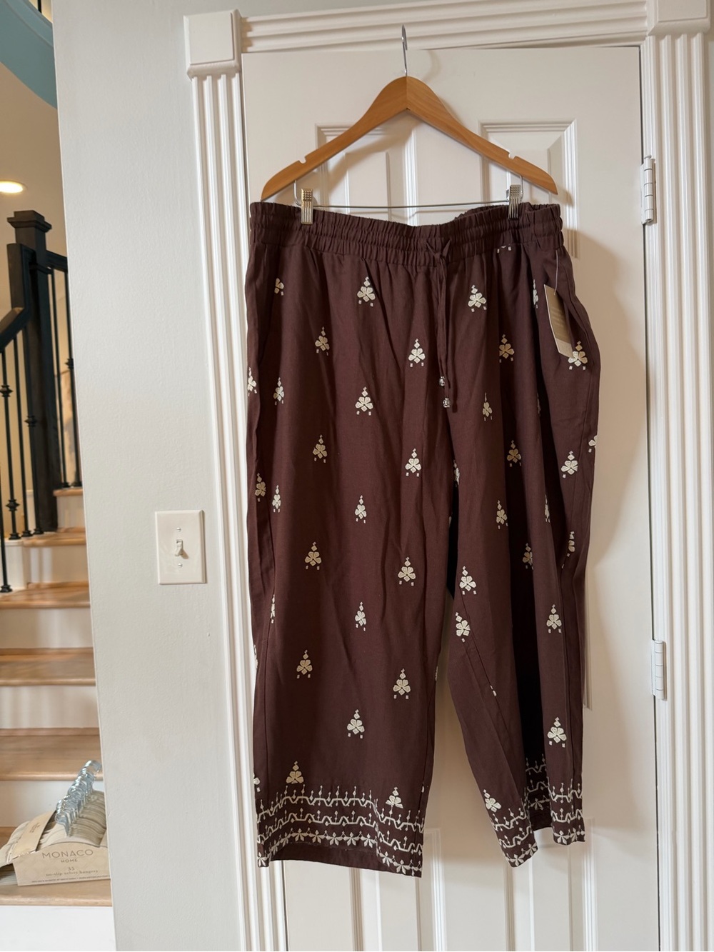 Women's Black Printed Capris with Elastic Waist